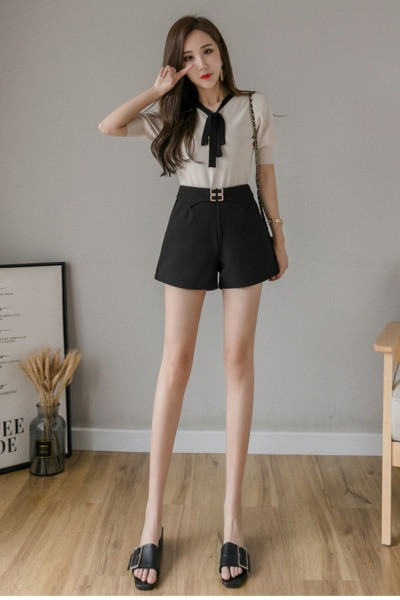 Stilīgs sieviešu šortu plats modelis ar augstu vidukli un metāla sprādzi