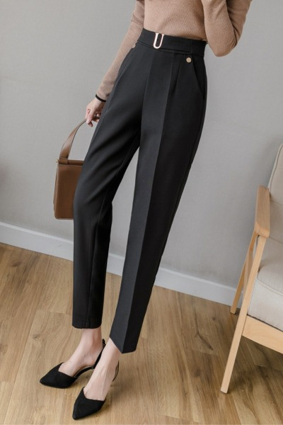 Stilīgas melnas sieviešu taisnas bikses ar augstu vidukli un jostu
