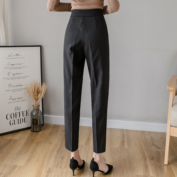 Stilīgas melnas sieviešu taisnas bikses ar augstu vidukli un jostu