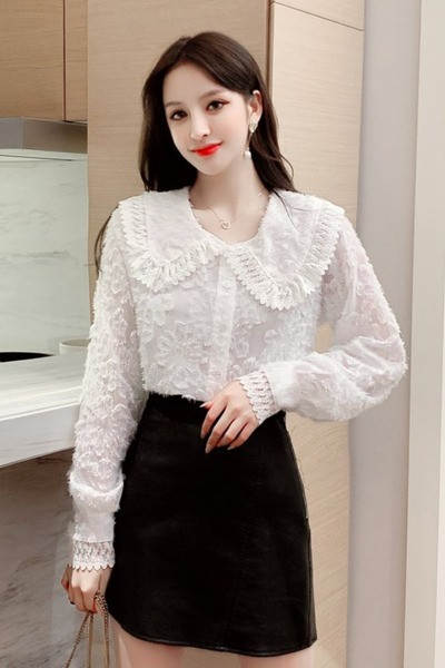 Retro sieviešu mežģīņu krekls ar ovālu kakla izgriezumu