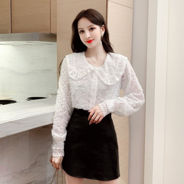 Retro sieviešu mežģīņu krekls ar ovālu kakla izgriezumu