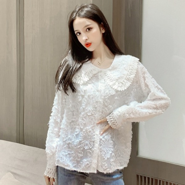 Retro sieviešu mežģīņu krekls ar ovālu kakla izgriezumu