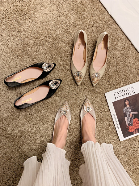 Modernas sieviešu kurpes ar bieziem papēžiem un dekorācijas akmeņiem