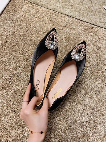 Modernas sieviešu kurpes ar bieziem papēžiem un dekorācijas akmeņiem