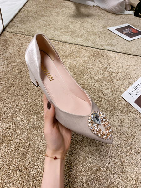 Modernas sieviešu kurpes ar bieziem papēžiem un dekorācijas akmeņiem