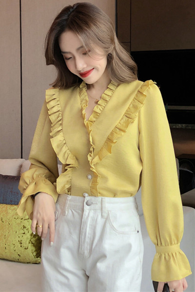 Aktuális női ing fürtökkel és spitz nyakkivágással