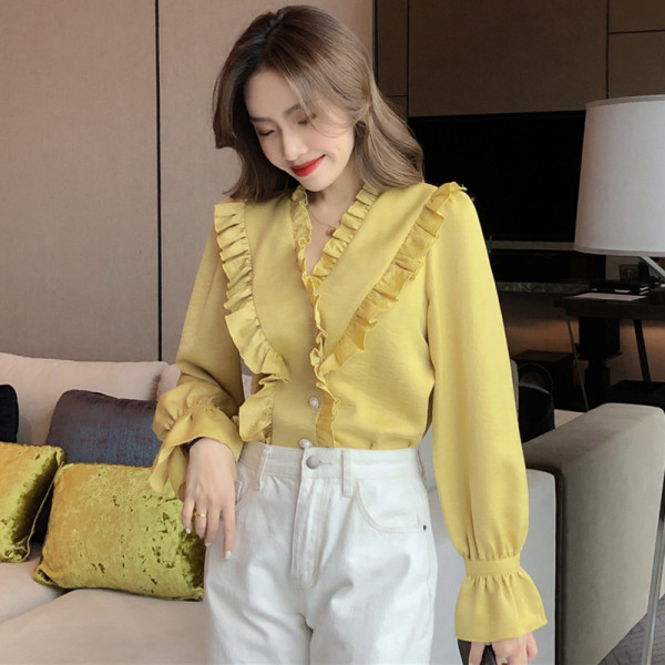 Aktuális női ing fürtökkel és spitz nyakkivágással