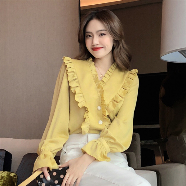 Aktuális női ing fürtökkel és spitz nyakkivágással