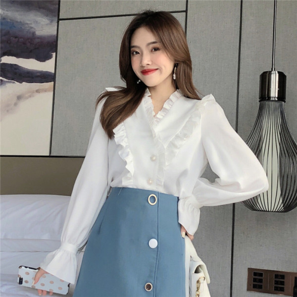 Aktuális női ing fürtökkel és spitz nyakkivágással