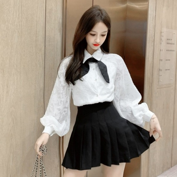 Sieviešu mežģīņu krekls ar klasisku apkakli un melnu lentīti