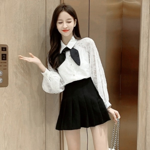 Sieviešu mežģīņu krekls ar klasisku apkakli un melnu lentīti