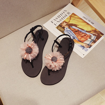 Moteriškos šiuolaikiškos basutės plokščiu padu ir gėlių elementu