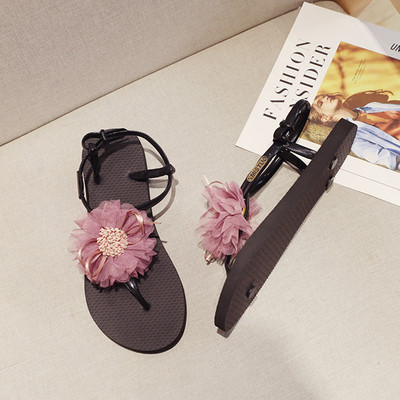 Moteriškos šiuolaikiškos basutės plokščiu padu ir gėlių elementu