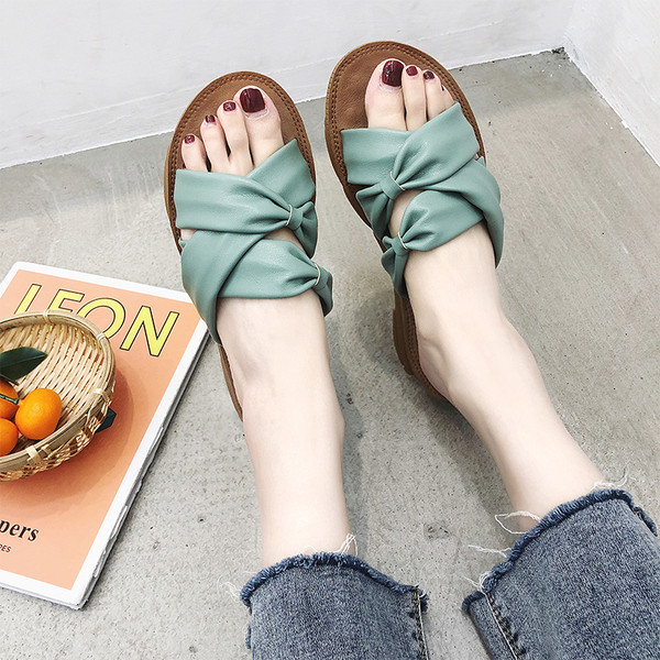 Nahast rihmadega vabaaja naiste sussid