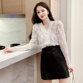 Női csipke ing spitz nyakkivágással és gyöngygombokkal