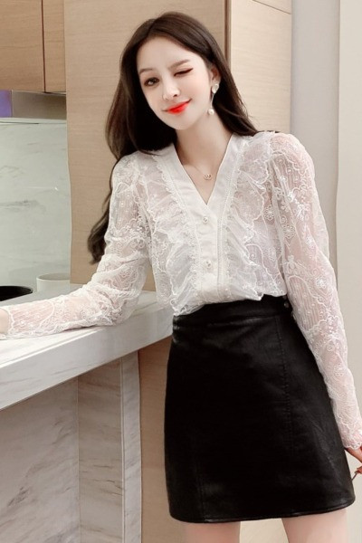 Női csipke ing spitz nyakkivágással és gyöngygombokkal