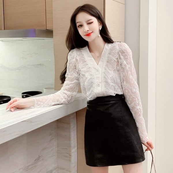 Női csipke ing spitz nyakkivágással és gyöngygombokkal