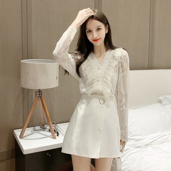 Női csipke ing spitz nyakkivágással és gyöngygombokkal