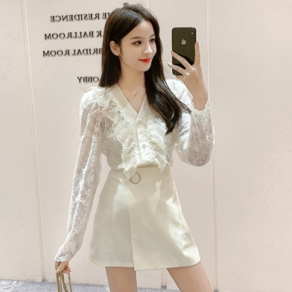 Női csipke ing spitz nyakkivágással és gyöngygombokkal