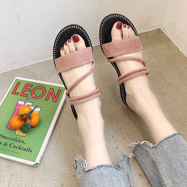 Sieviešu sandales ar plakanām zolēm un zamšādas siksnām