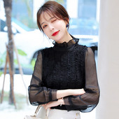 Šiuolaikiniai moteriški marškiniai žema apykakle ir tiulio rankovėmis