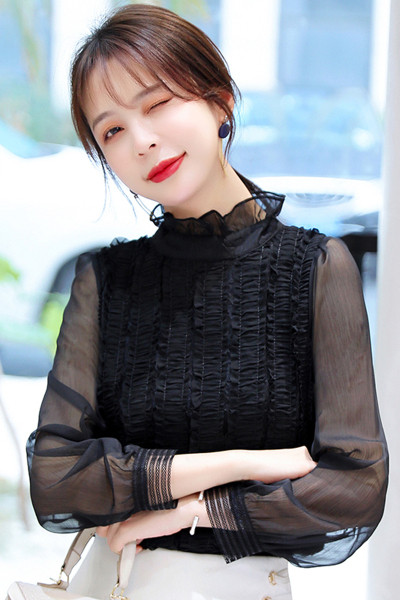 Šiuolaikiniai moteriški marškiniai žema apykakle ir tiulio rankovėmis