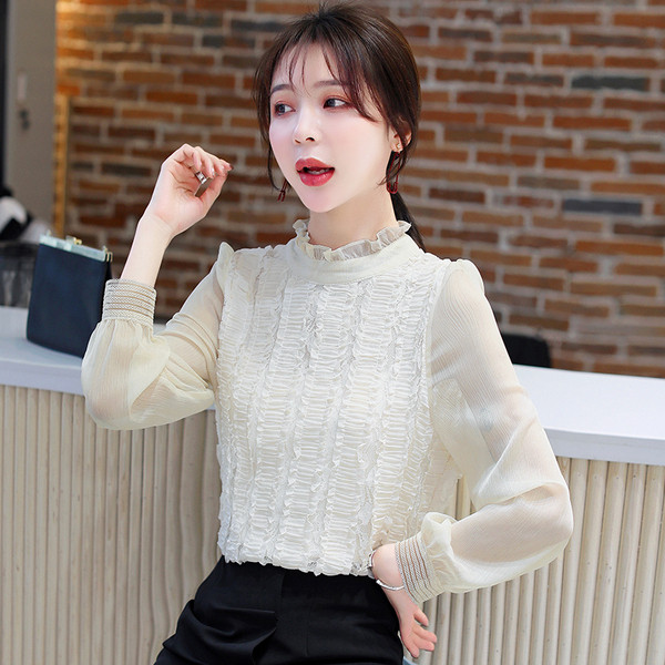 Šiuolaikiniai moteriški marškiniai žema apykakle ir tiulio rankovėmis