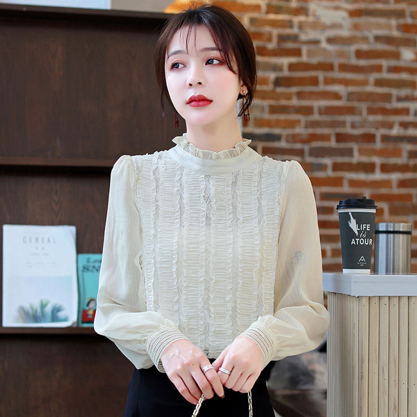 Šiuolaikiniai moteriški marškiniai žema apykakle ir tiulio rankovėmis