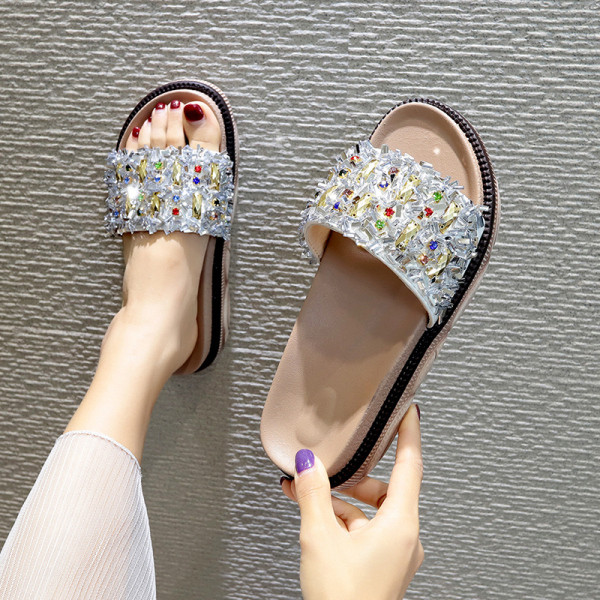 Jauns sieviešu čību modelis ar plakanu zoli un elementa krāsas akmentiņiem