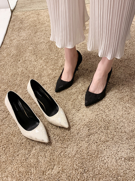 Stilīgas sieviešu papēžu kurpes - smails modelis