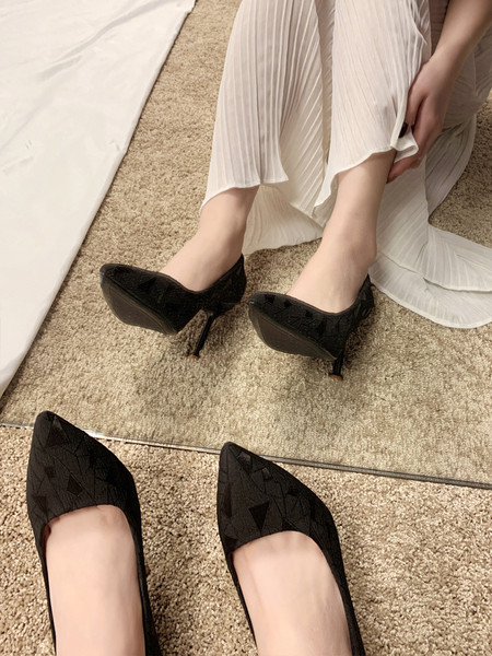 Stilīgas sieviešu papēžu kurpes - smails modelis