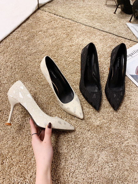 Stilīgas sieviešu papēžu kurpes - smails modelis