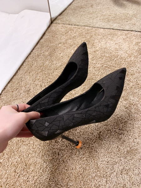 Stilīgas sieviešu papēžu kurpes - smails modelis