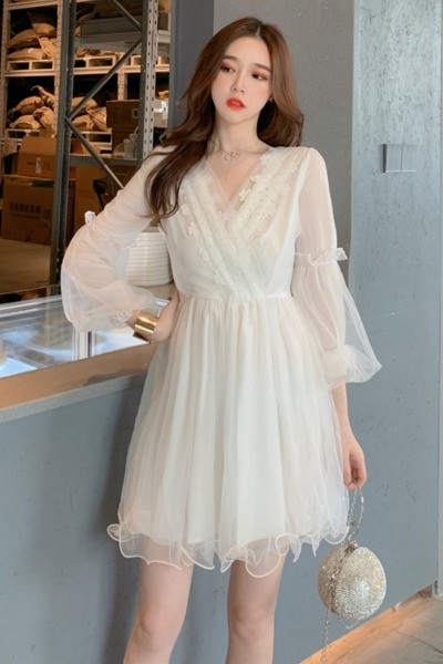 Retro női ruha spitz nyakkivágással, tüll és csipke elemekkel