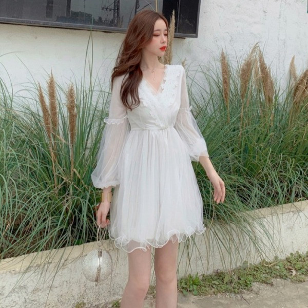 Retro női ruha spitz nyakkivágással, tüll és csipke elemekkel