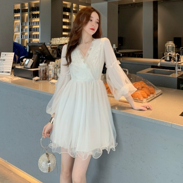 Retro női ruha spitz nyakkivágással, tüll és csipke elemekkel