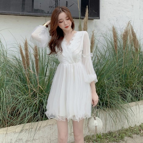 Retro női ruha spitz nyakkivágással, tüll és csipke elemekkel