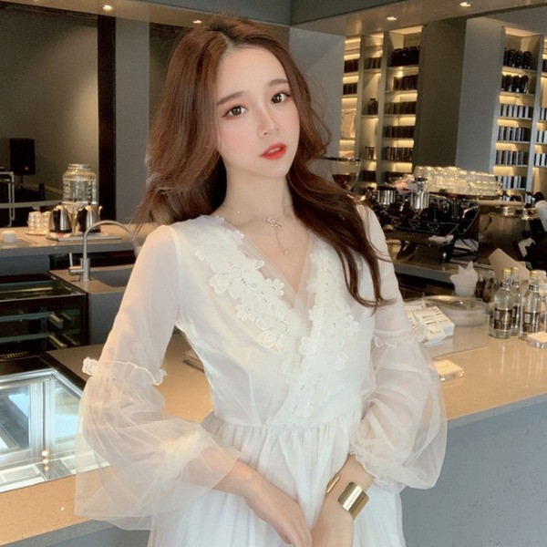 Retro női ruha spitz nyakkivágással, tüll és csipke elemekkel