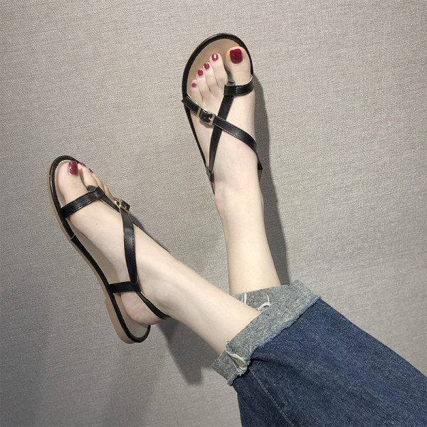 Moteriškos vasarinės basutės lygiais padais ir odiniais dirželiais