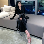 Aksominė moteriška ilga suknelė su špicine iškirpte ir kaspinu