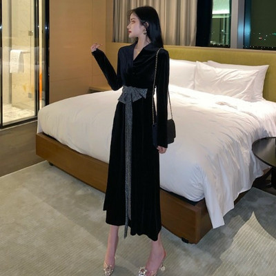 Aksominė moteriška ilga suknelė su špicine iškirpte ir kaspinu