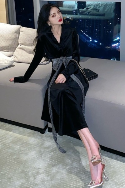 Aksominė moteriška ilga suknelė su špicine iškirpte ir kaspinu