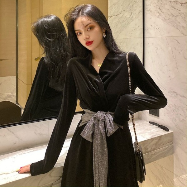 Aksominė moteriška ilga suknelė su špicine iškirpte ir kaspinu