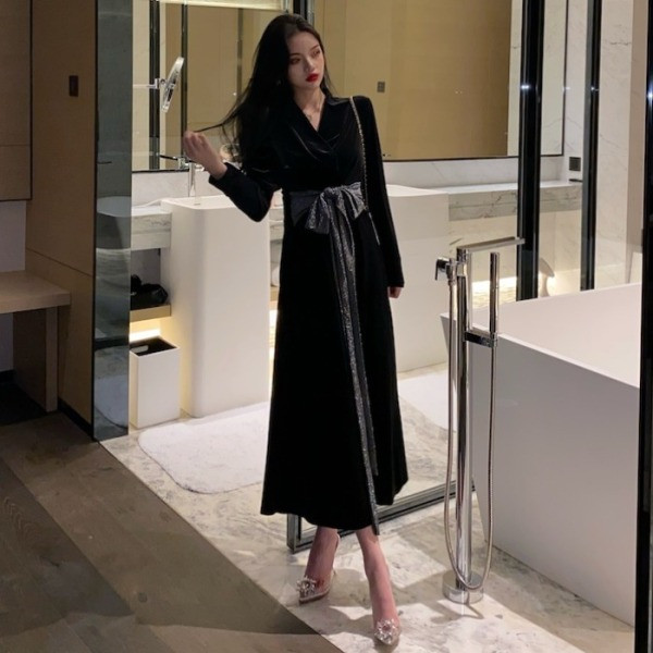 Aksominė moteriška ilga suknelė su špicine iškirpte ir kaspinu