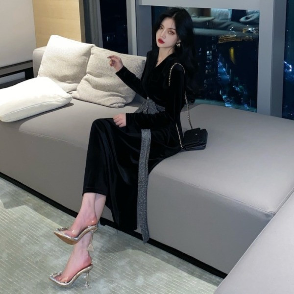 Aksominė moteriška ilga suknelė su špicine iškirpte ir kaspinu