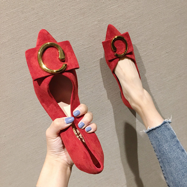 Moteriški modernūs batai plokščiu padu ir metaliniu elementu