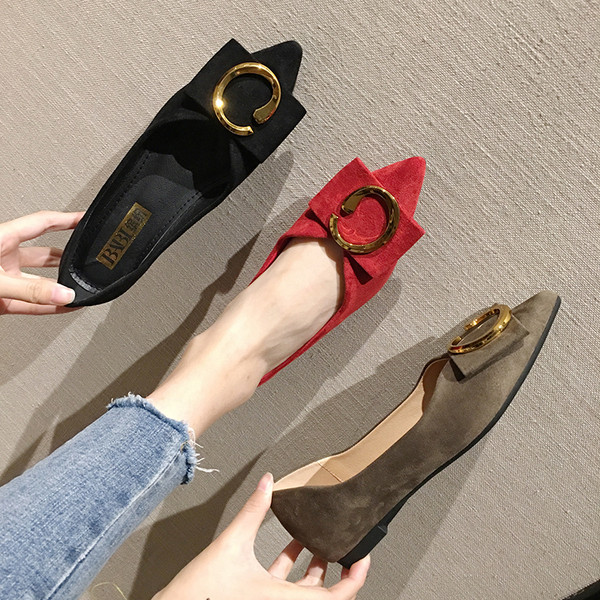 Moteriški modernūs batai plokščiu padu ir metaliniu elementu