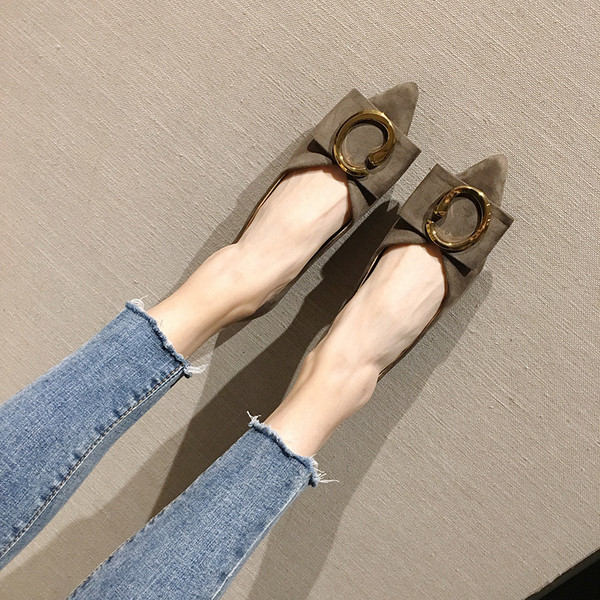 Moteriški modernūs batai plokščiu padu ir metaliniu elementu