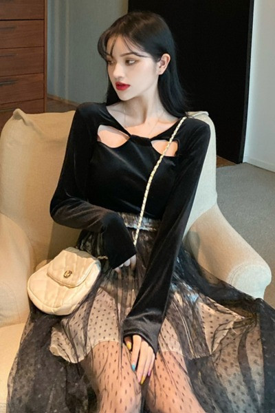 Moteriškas aksominės palaidinės komplektas su iškirptomis dalimis ir sijonas aukštu liemeniu ir tiuliu