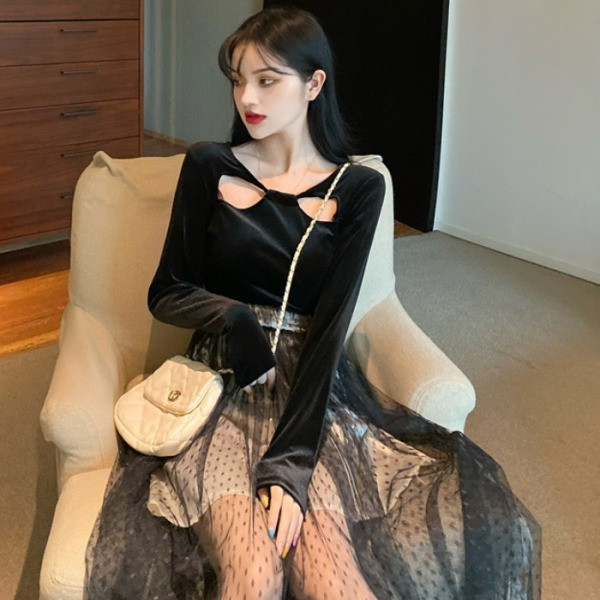 Moteriškas aksominės palaidinės komplektas su iškirptomis dalimis ir sijonas aukštu liemeniu ir tiuliu